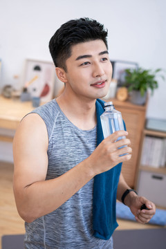 年轻男子在家健身