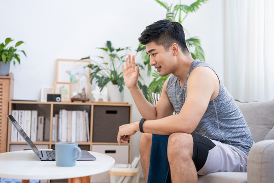 年轻男子在家健身