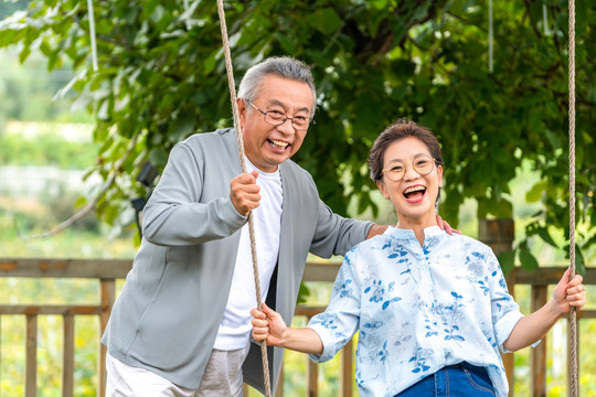 快乐的老年夫妻