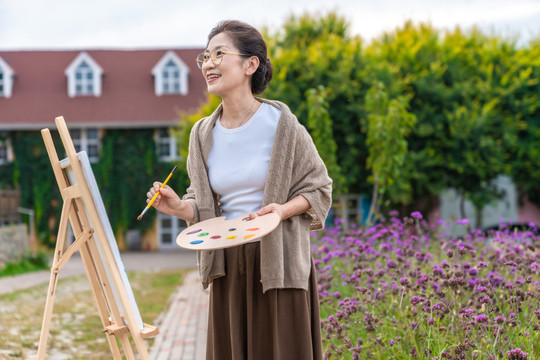 老年女人在画画