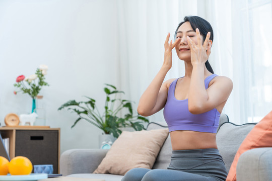 年轻女子在家健身美容