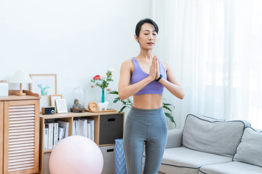 年轻女子在家健身