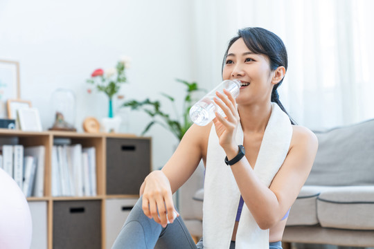 年轻女子在家健身