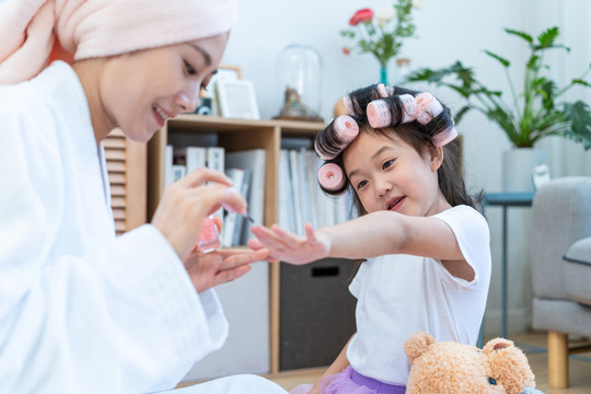 妈妈给女儿涂指甲油