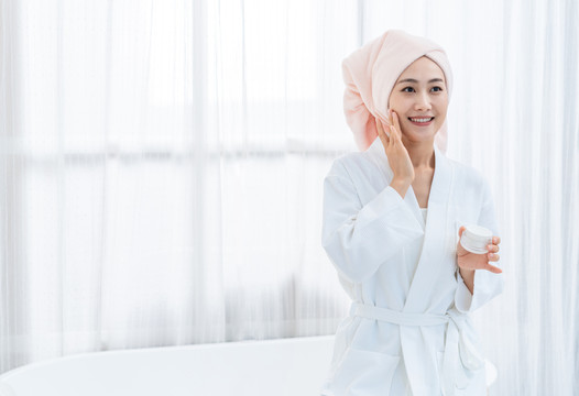 年轻女子在护肤