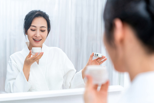 年轻女子在护肤