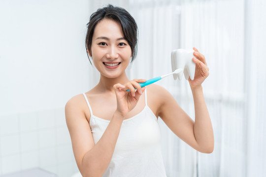 年轻女子在刷牙