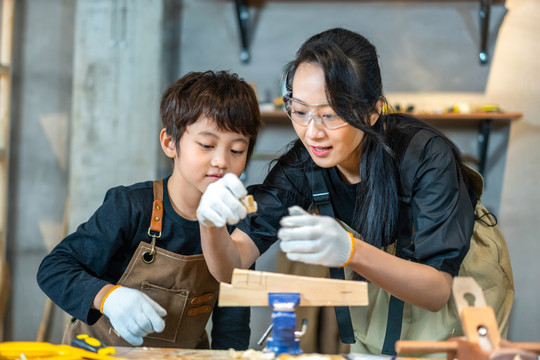 快乐的母子做木工