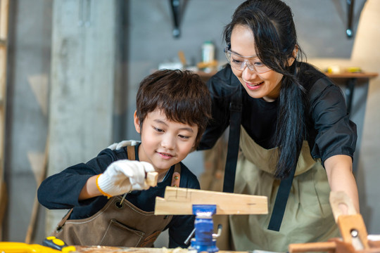 快乐的母子做木工