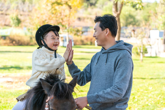 爸爸带女儿骑马