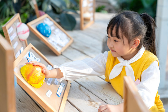 女孩观看太阳系模型