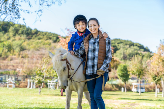 妈妈带儿子骑马