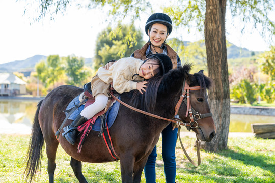 妈妈带女儿骑马