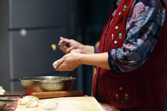 包饺子