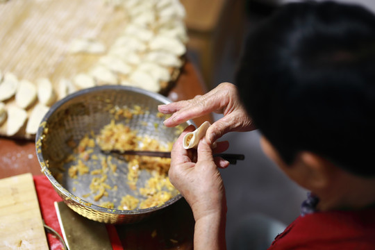 包饺子