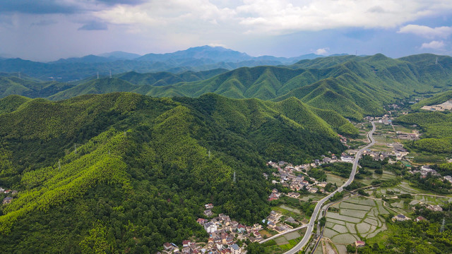 农村小镇大山美景