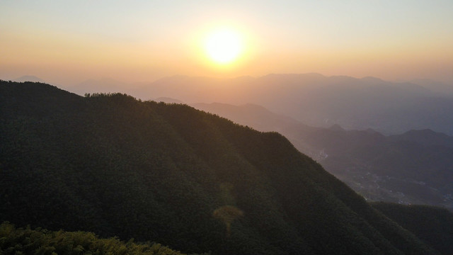 大山上的日落夕阳