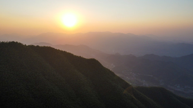 大山上的日落夕阳