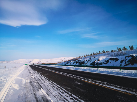 冬季积雪公路
