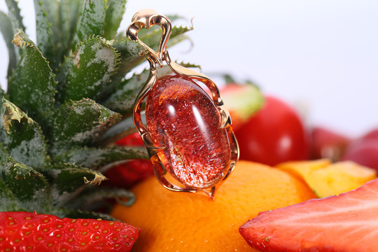水晶草莓晶吊坠水果背景