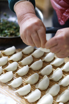 包饺子