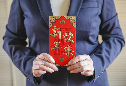 春节新年商务女士手里拿着红包