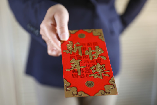 春节新年商务女士手里拿着红包