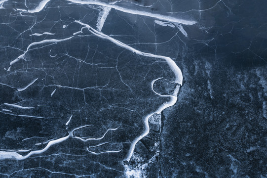 泃河冬季湖面结冰裂缝