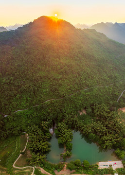 南宁马山龙玩景区溶洞漂流