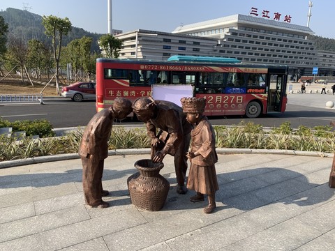 广西三江高铁南站广场雕塑人物