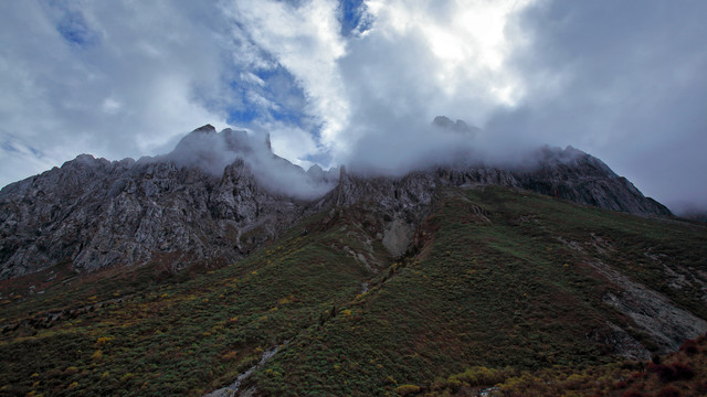 甘南风光高山山峰山顶蓝天云海