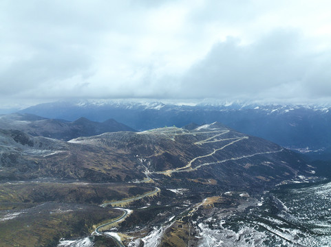 航拍色季拉山口冬季雪景