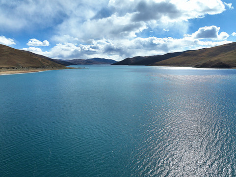 航拍西藏山南羊卓雍错羊湖