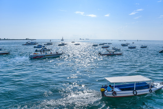 海上航行帆船游艇