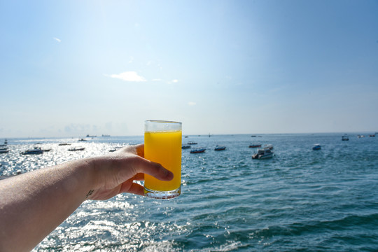 海边度假喝果汁