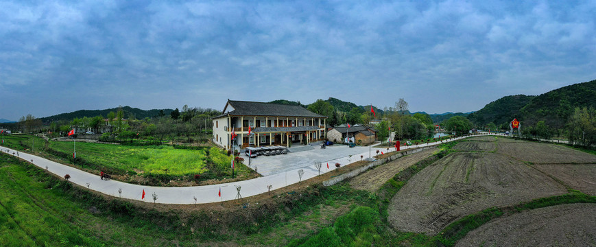 鸟瞰何家冲宽幅全景