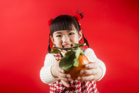 女孩子拿着橘子过年