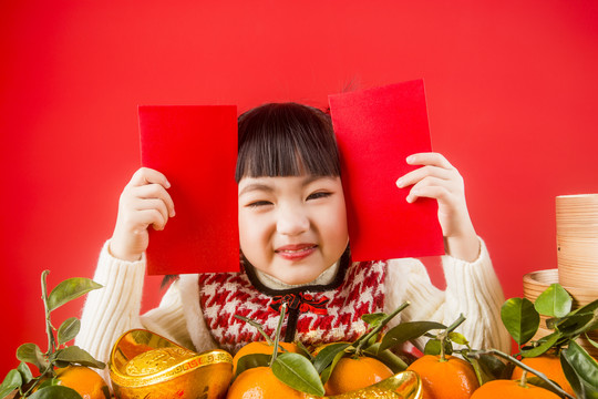 女孩子拿着红包喜庆过年