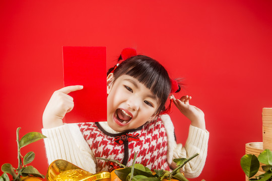 女孩子开心拿着大红包