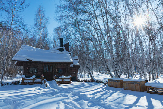 冬季森林积雪木房子