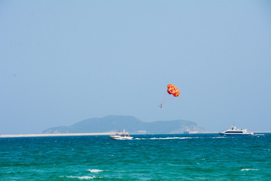 三亚海边海上项目拖伞