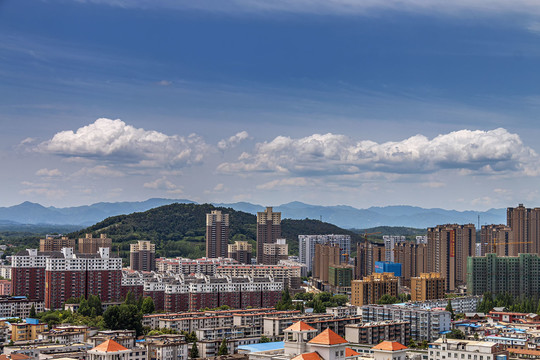 远山背景美丽云彩城市风光