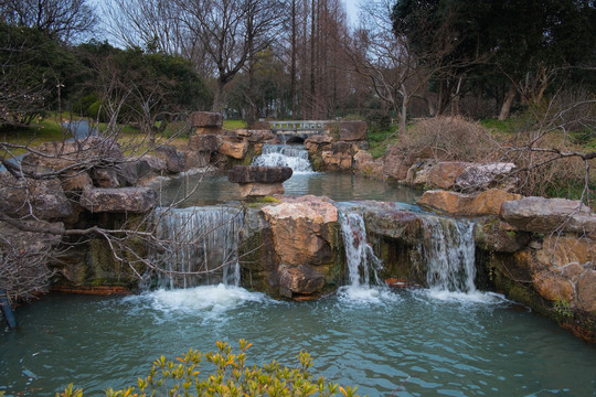 流水溪水潺潺