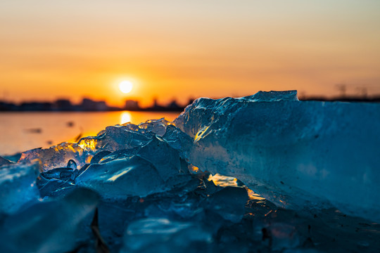 落日暖阳涂在冰河上