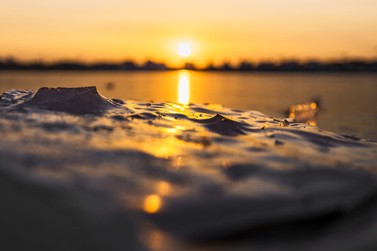 落日暖阳涂在冰河上