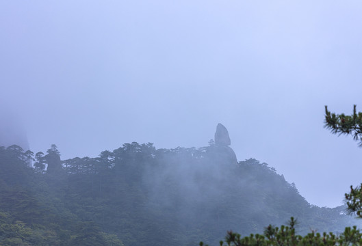 黄山飞来石