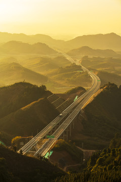 黄昏山区高速公路