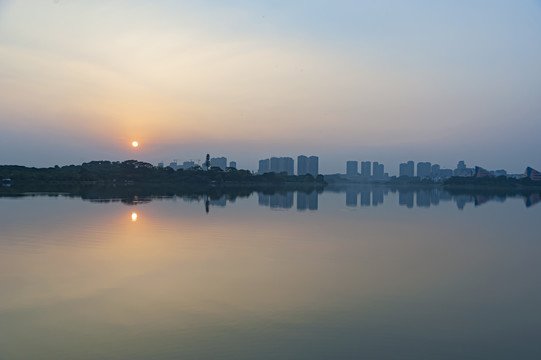 夕阳下的东莞松山湖风景