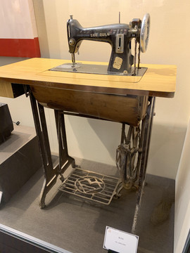 老式脚踏式缝纫机