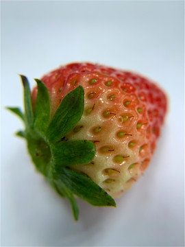 特写一颗成熟的草莓